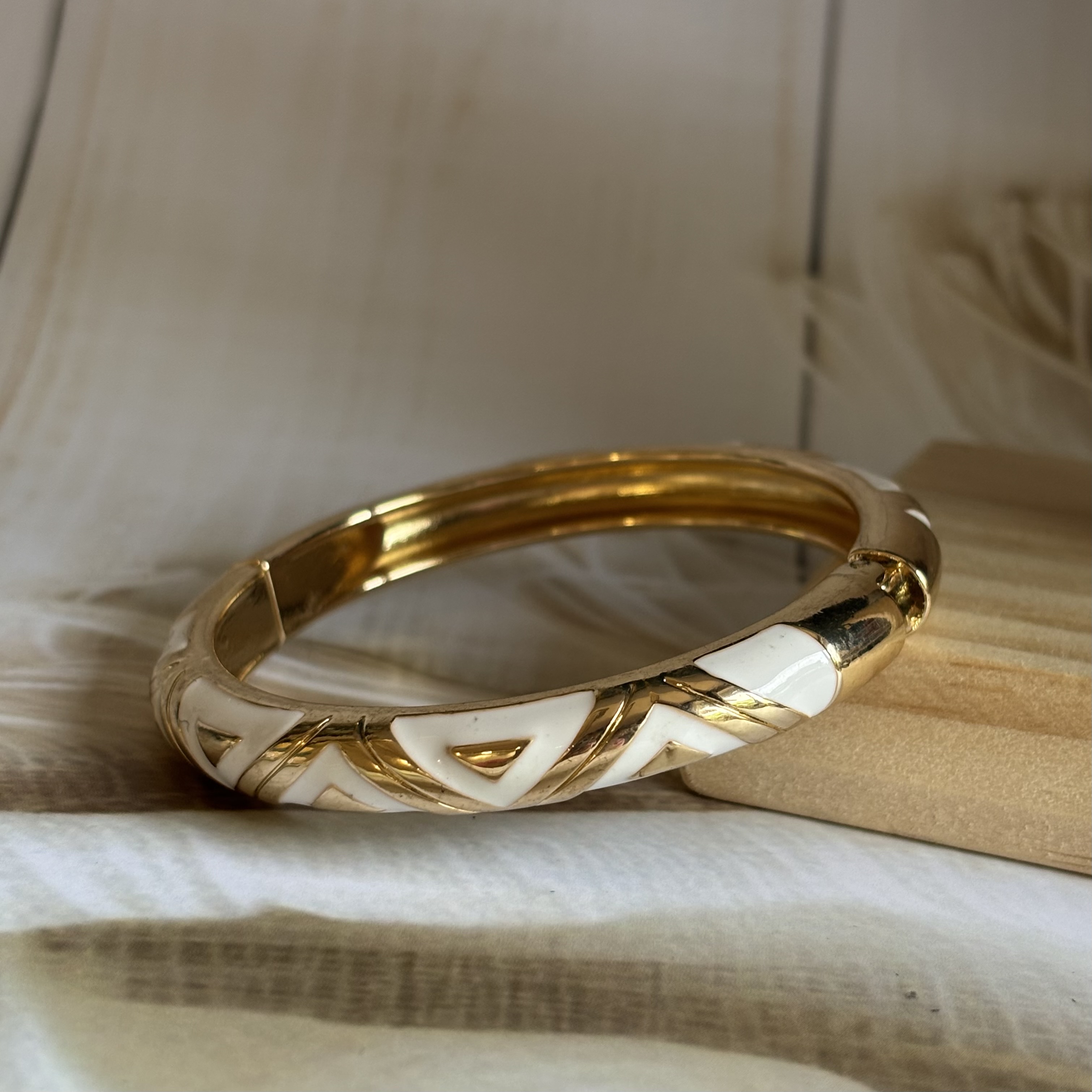 White enamal bangle