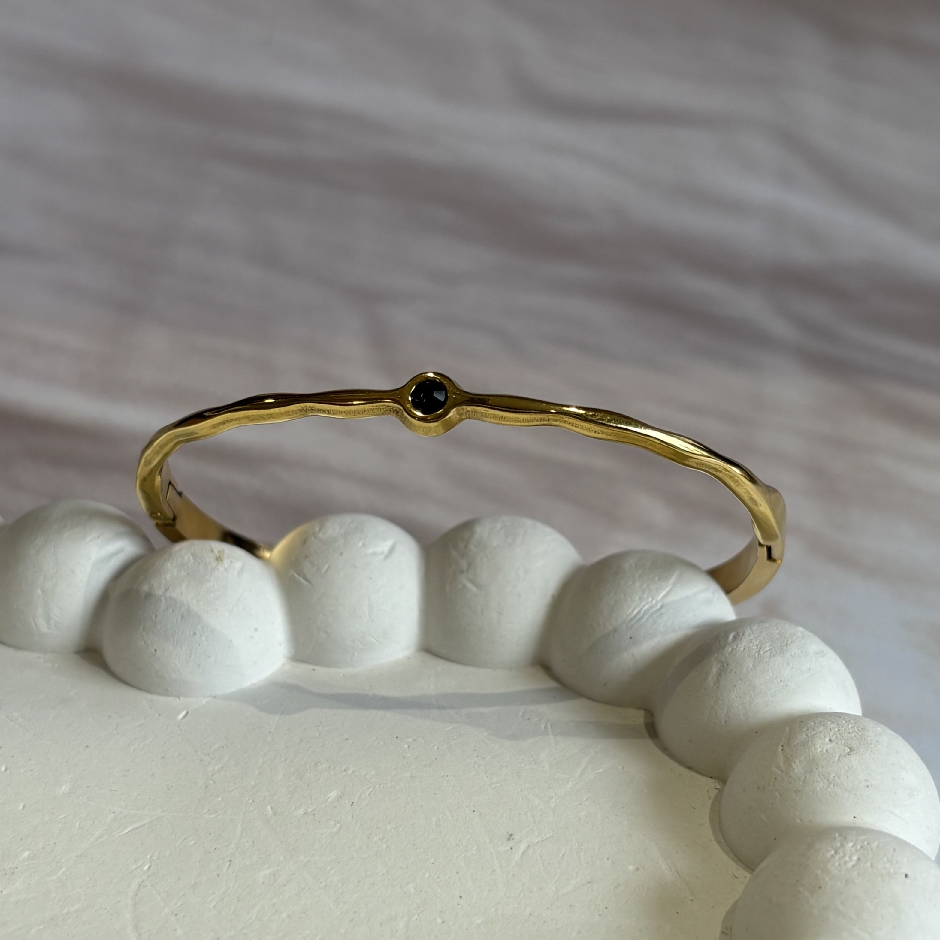 Sleek single green stone bracelet