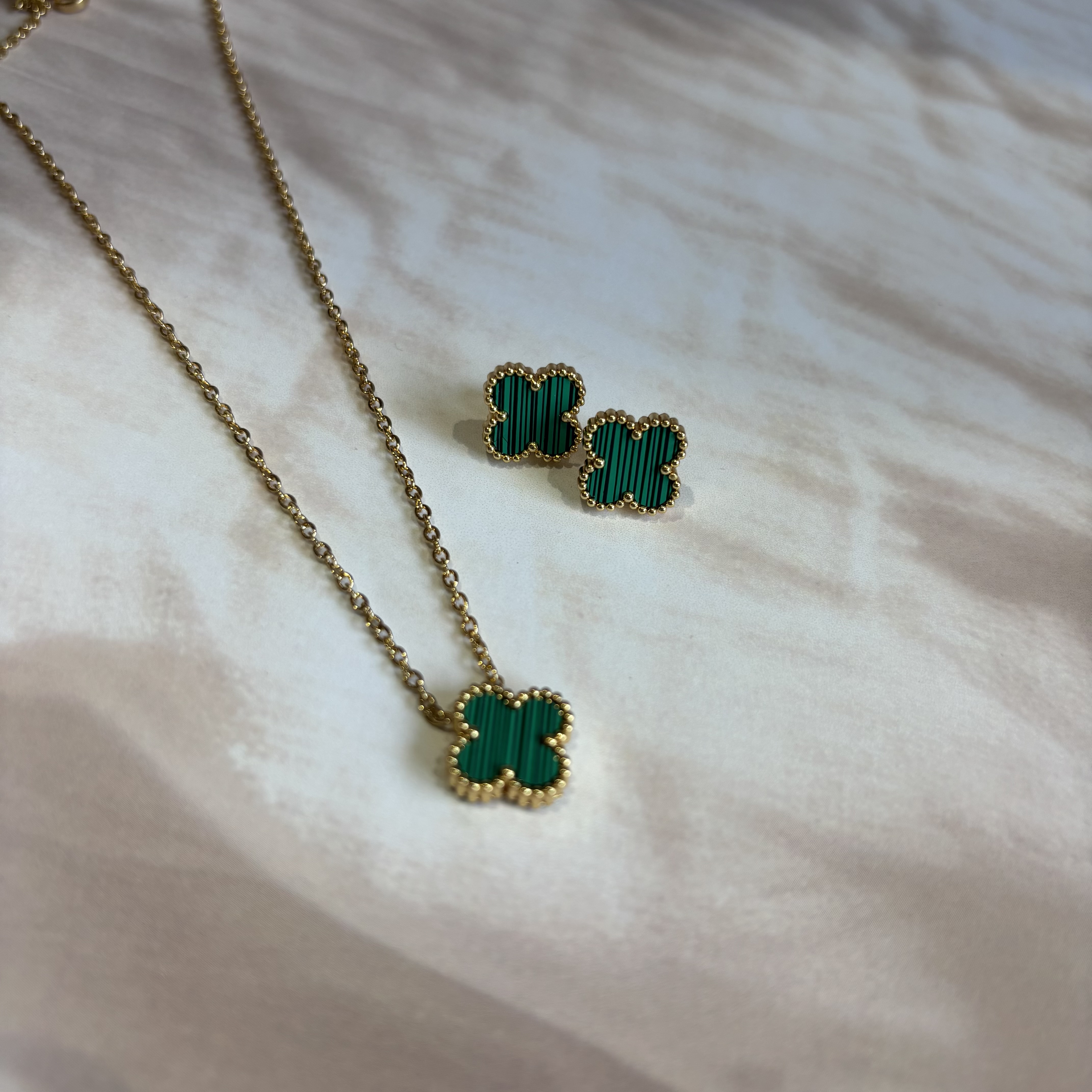 Clover pendant set