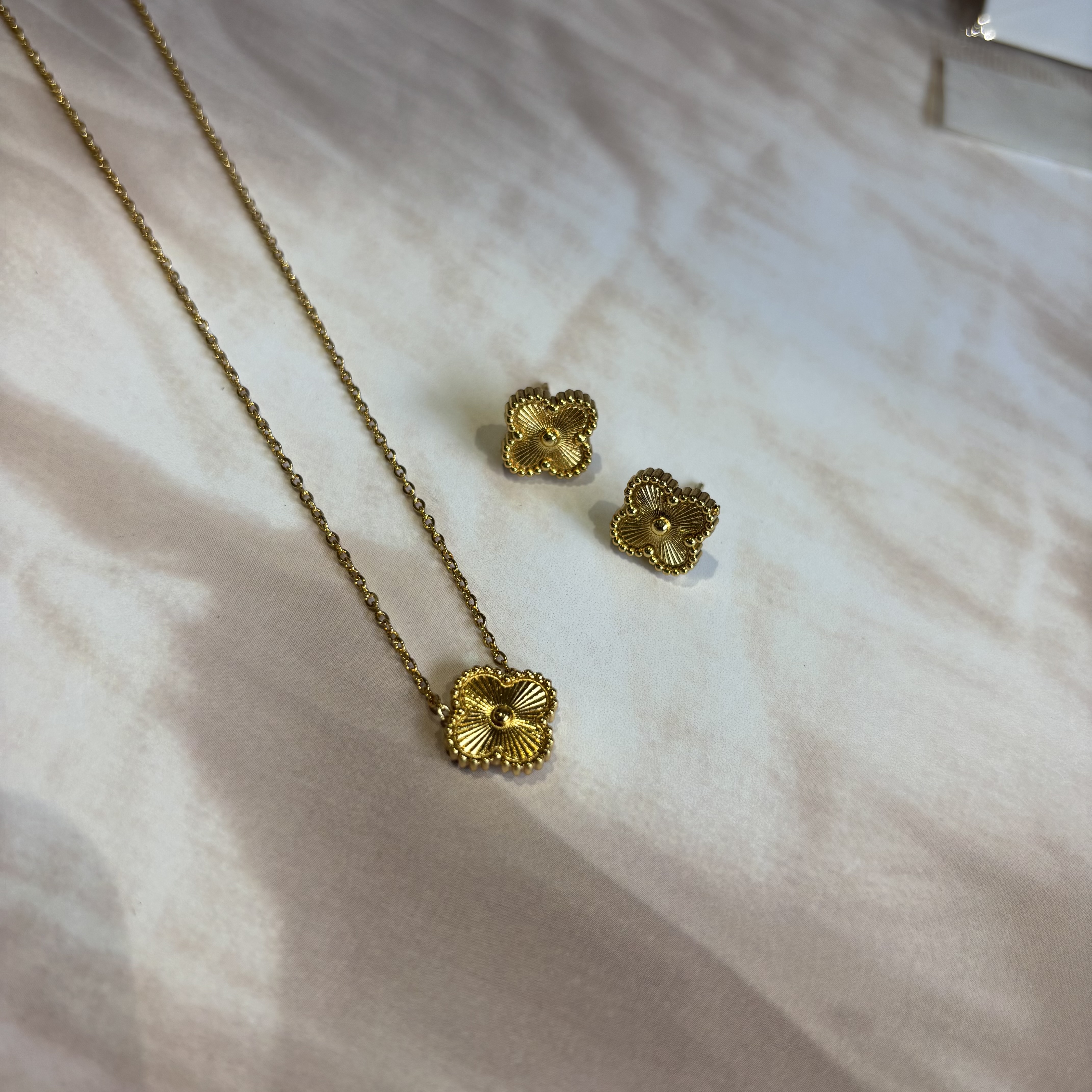 Clover pendant set - gold