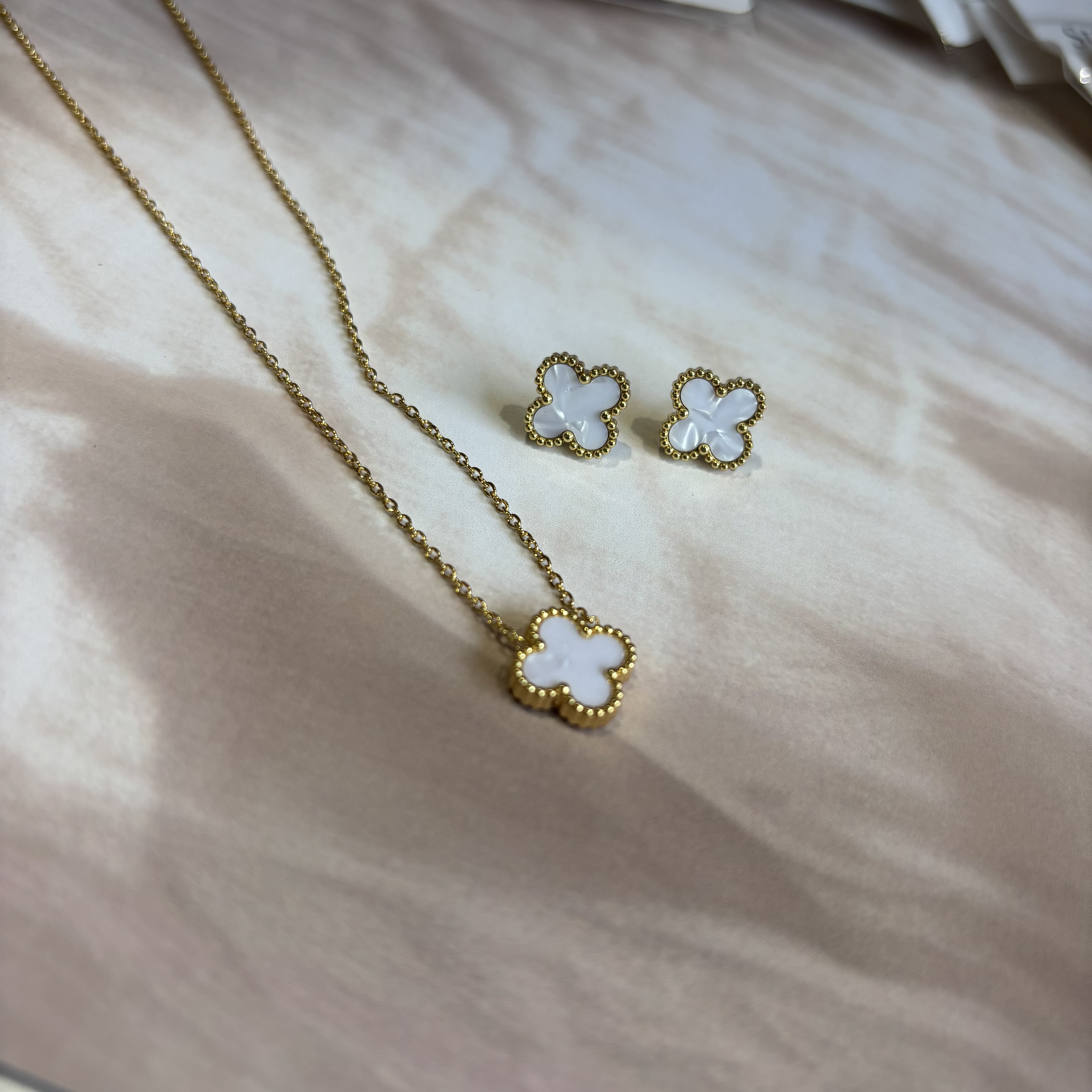 Clover pendant set - white