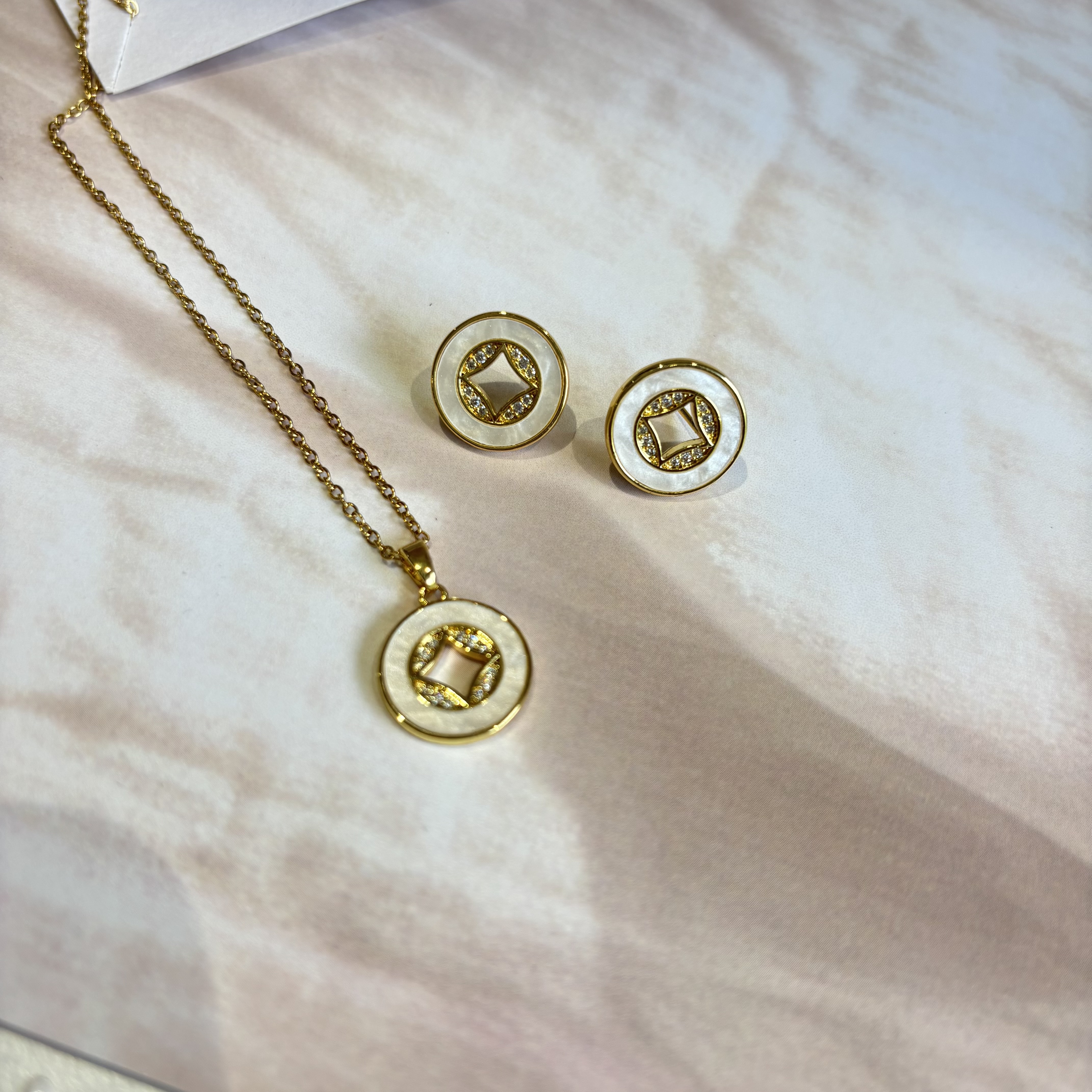 White geometric pendant set