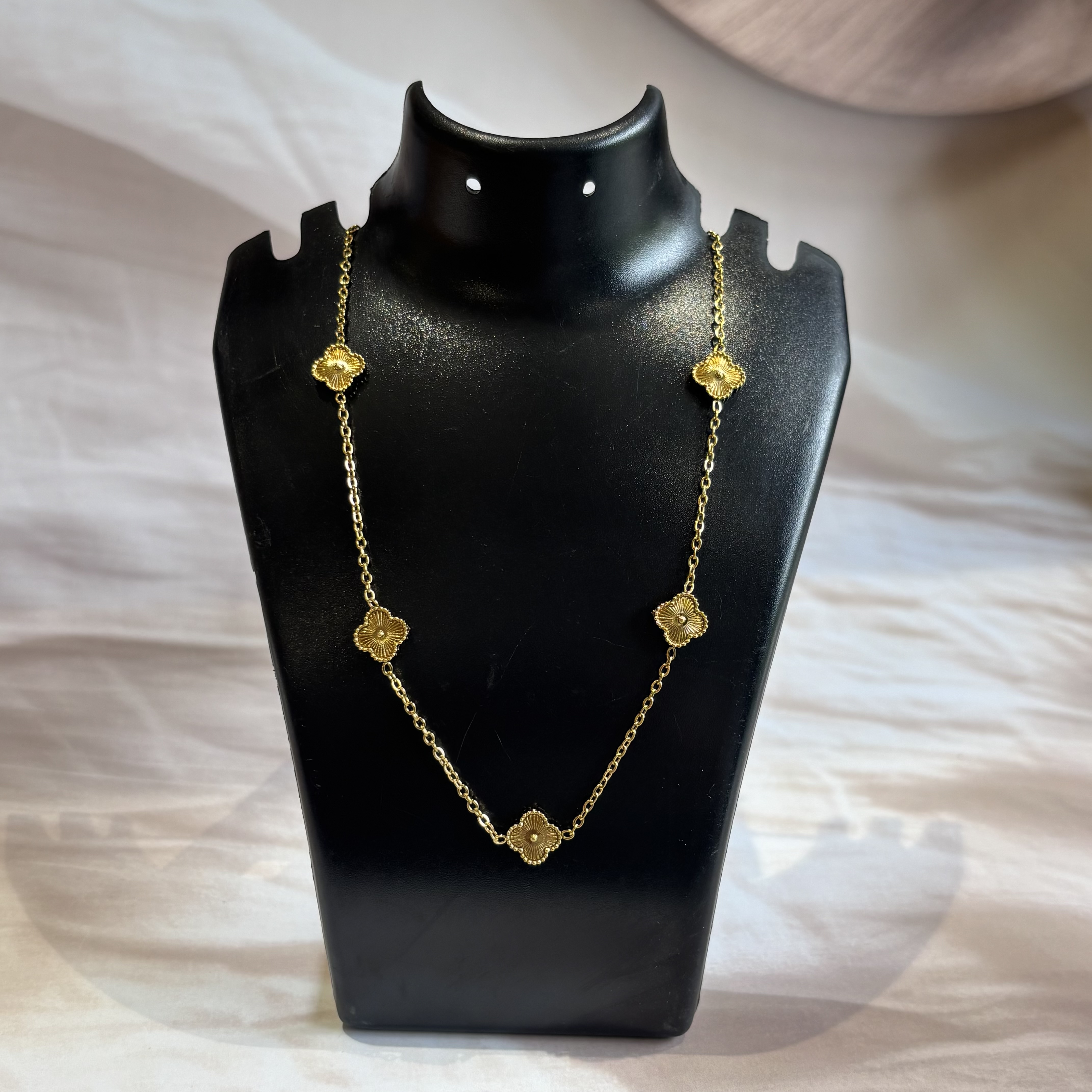 Clover leaf neckline