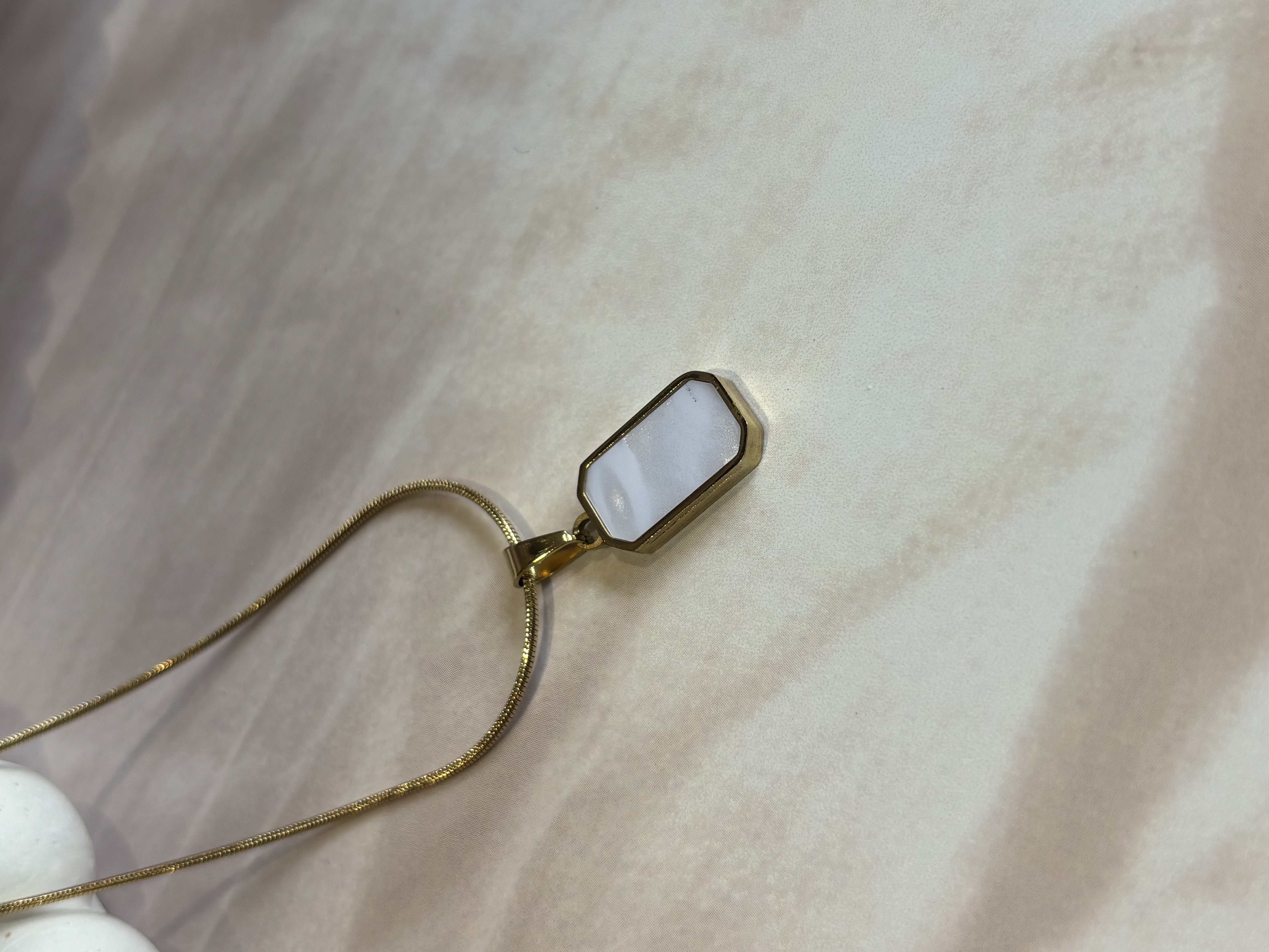 Reversible pendant (black and white)