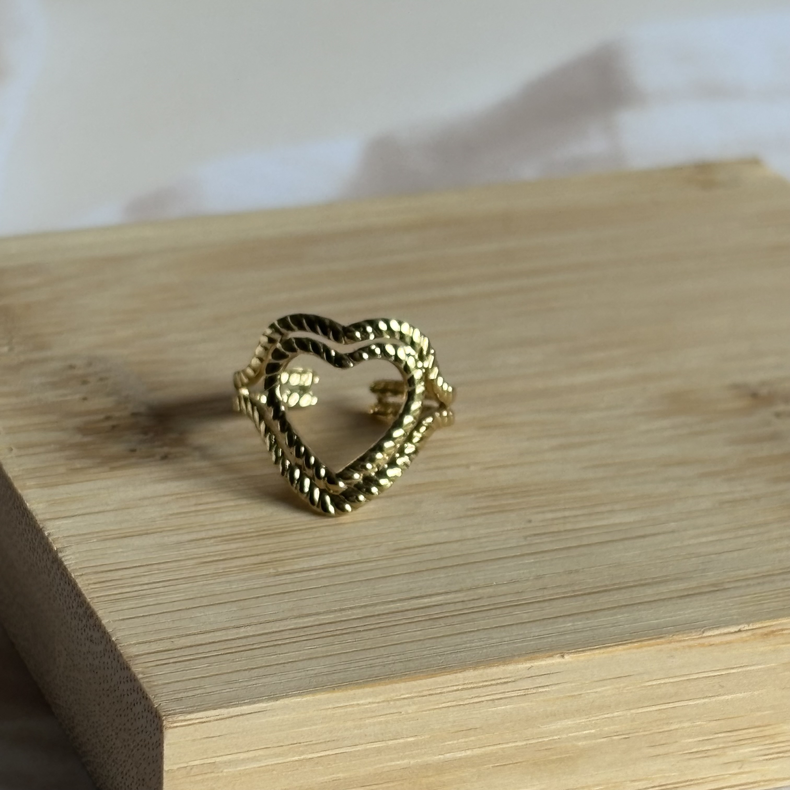 Halo heart thumb ring