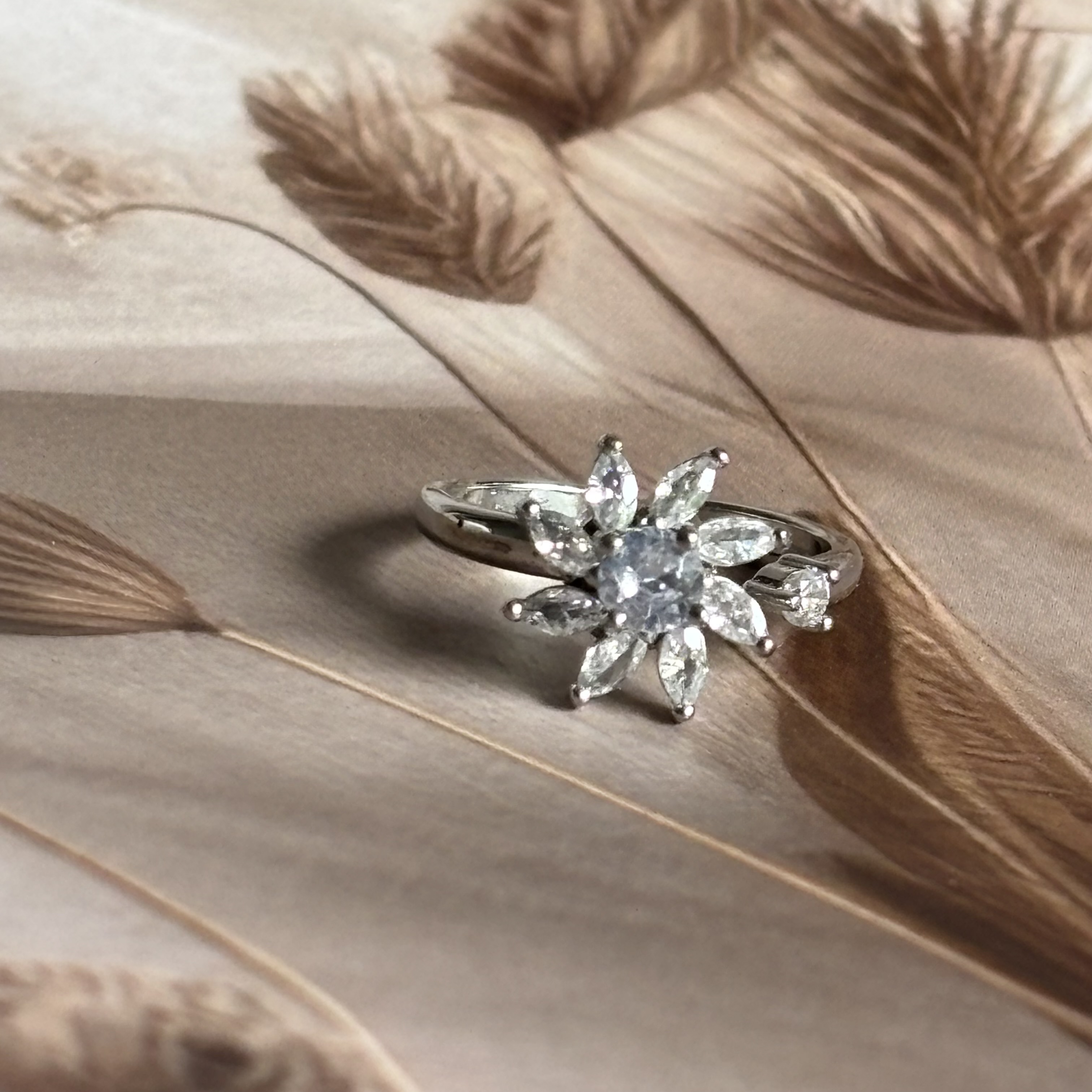 Rotating flower ring