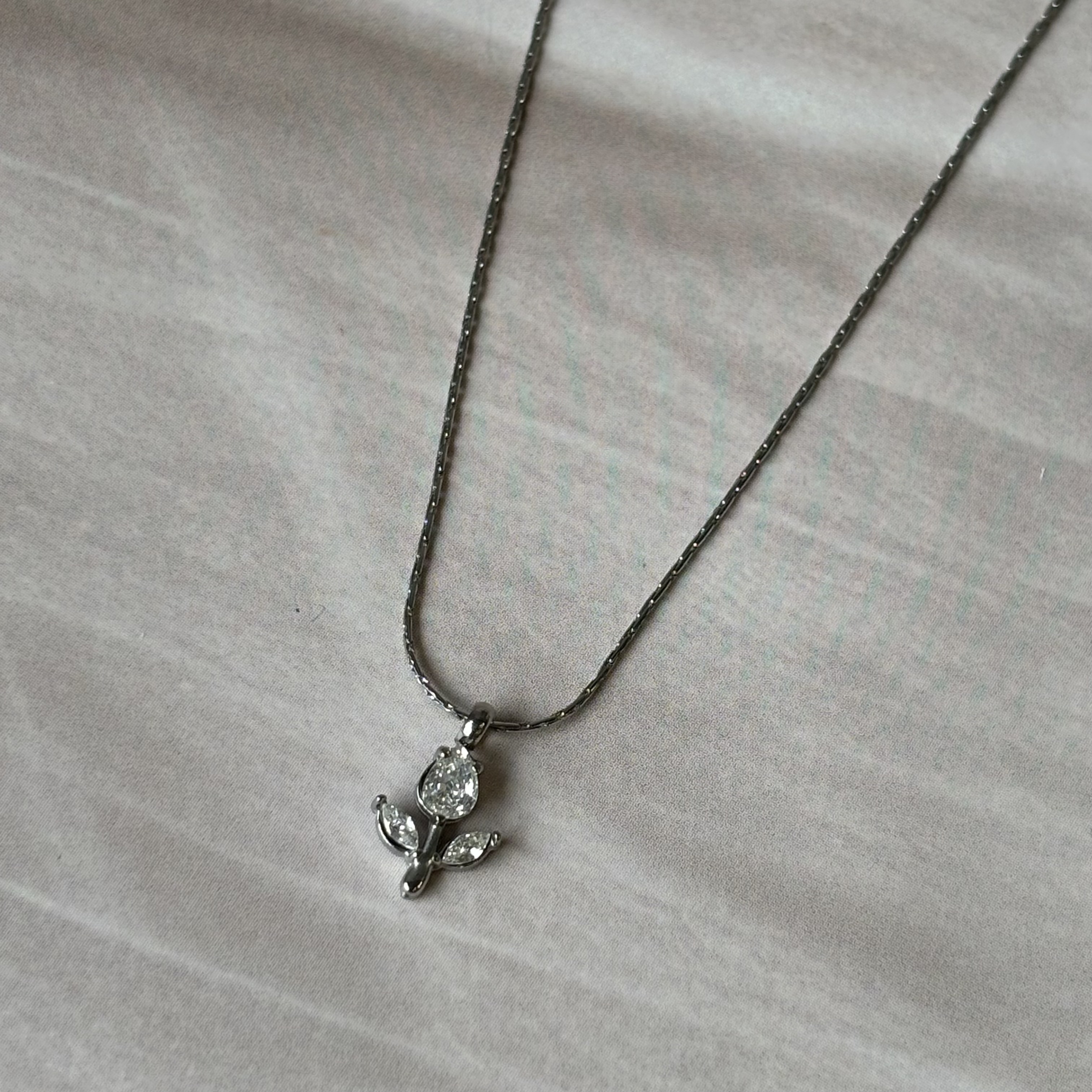 Mini tulip pendant-silver