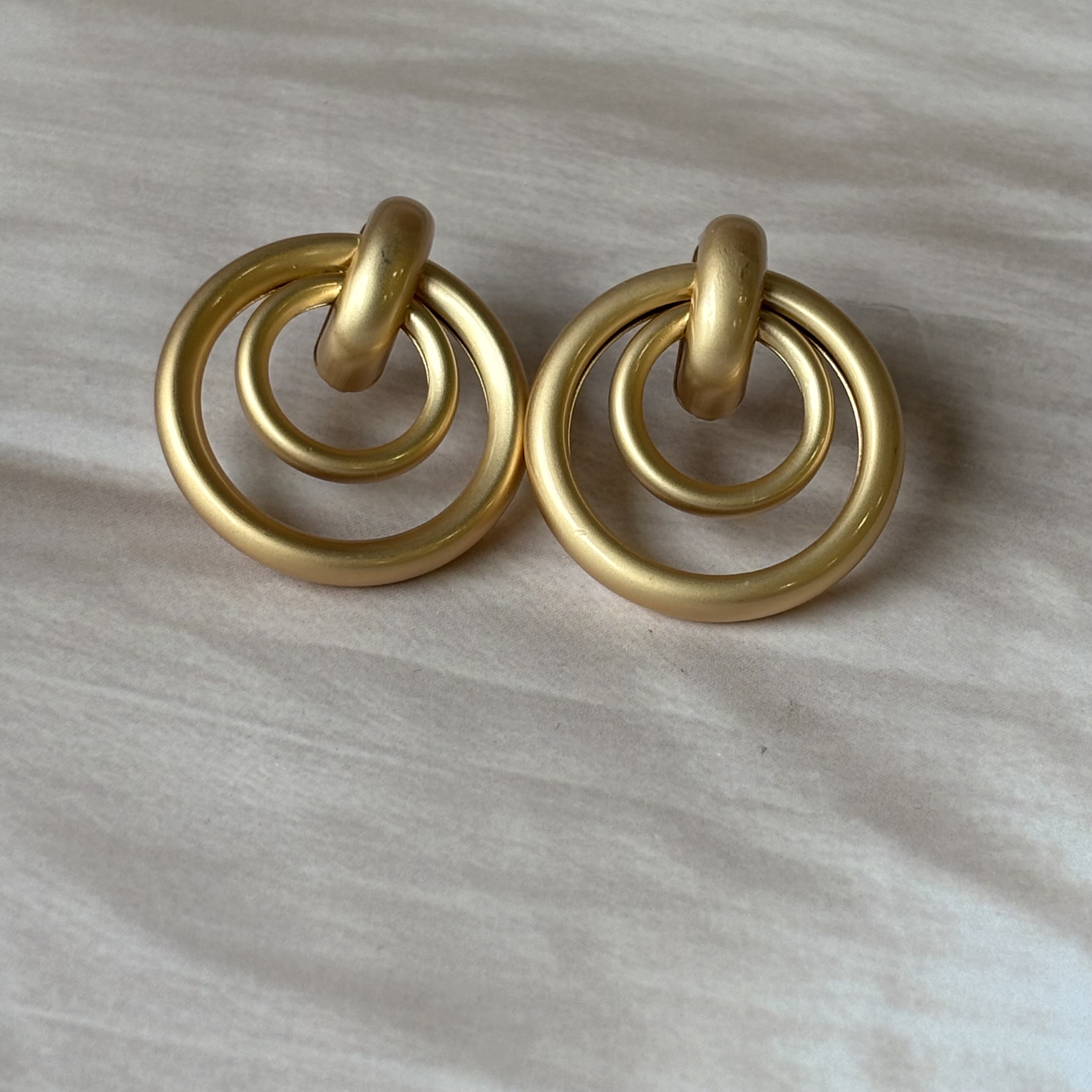 Creamy circles studs