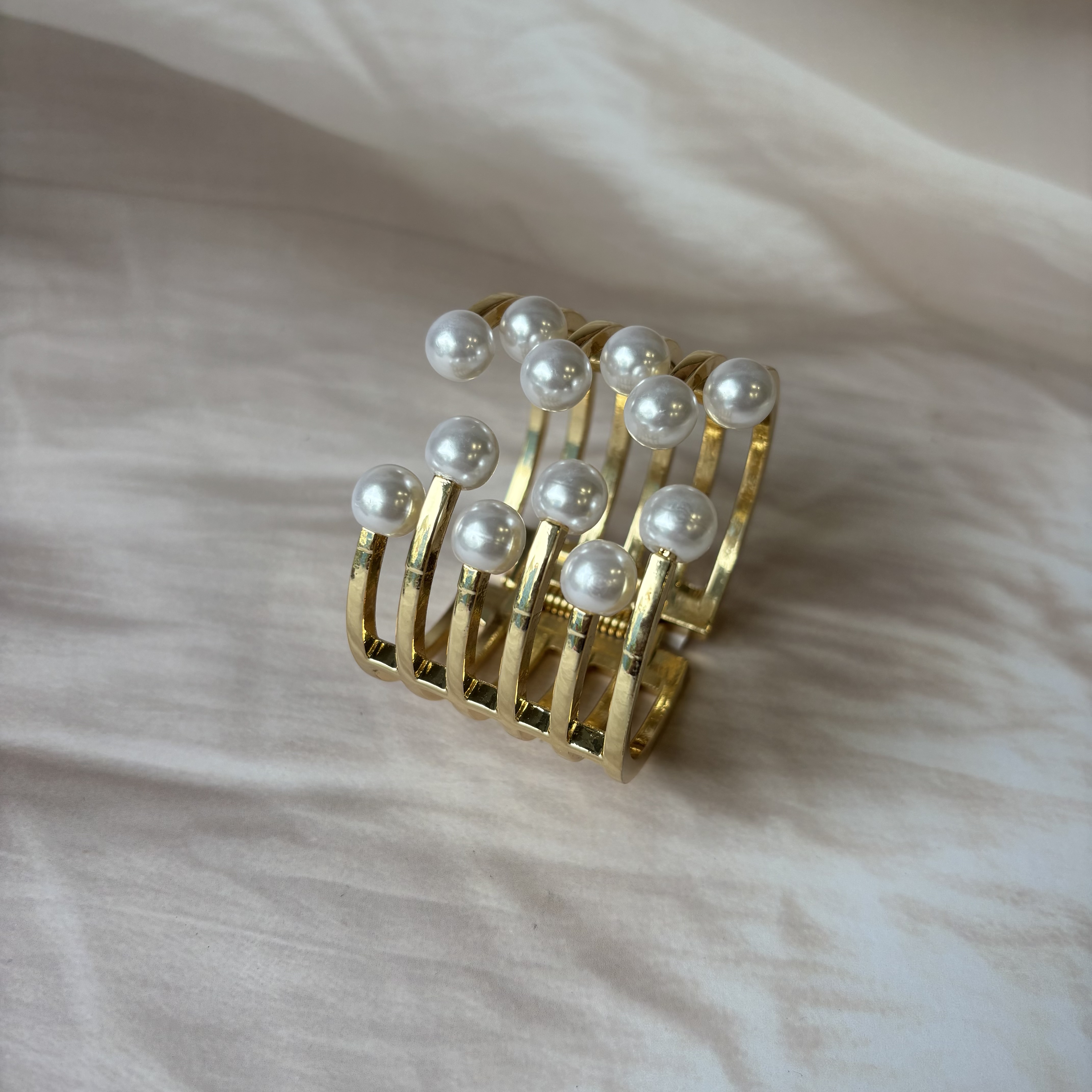 Pearl broad bracelet
