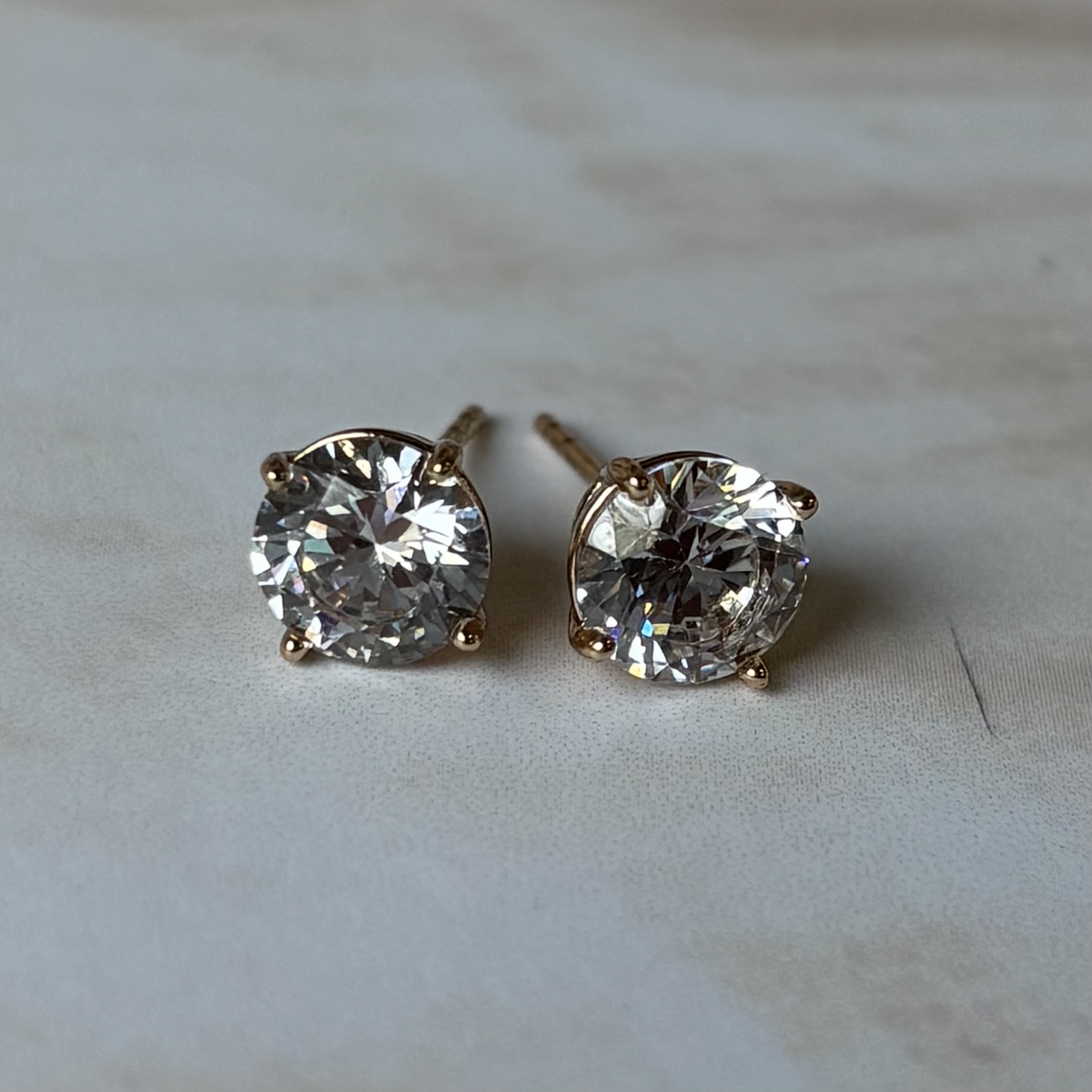 Solitaire studs- round