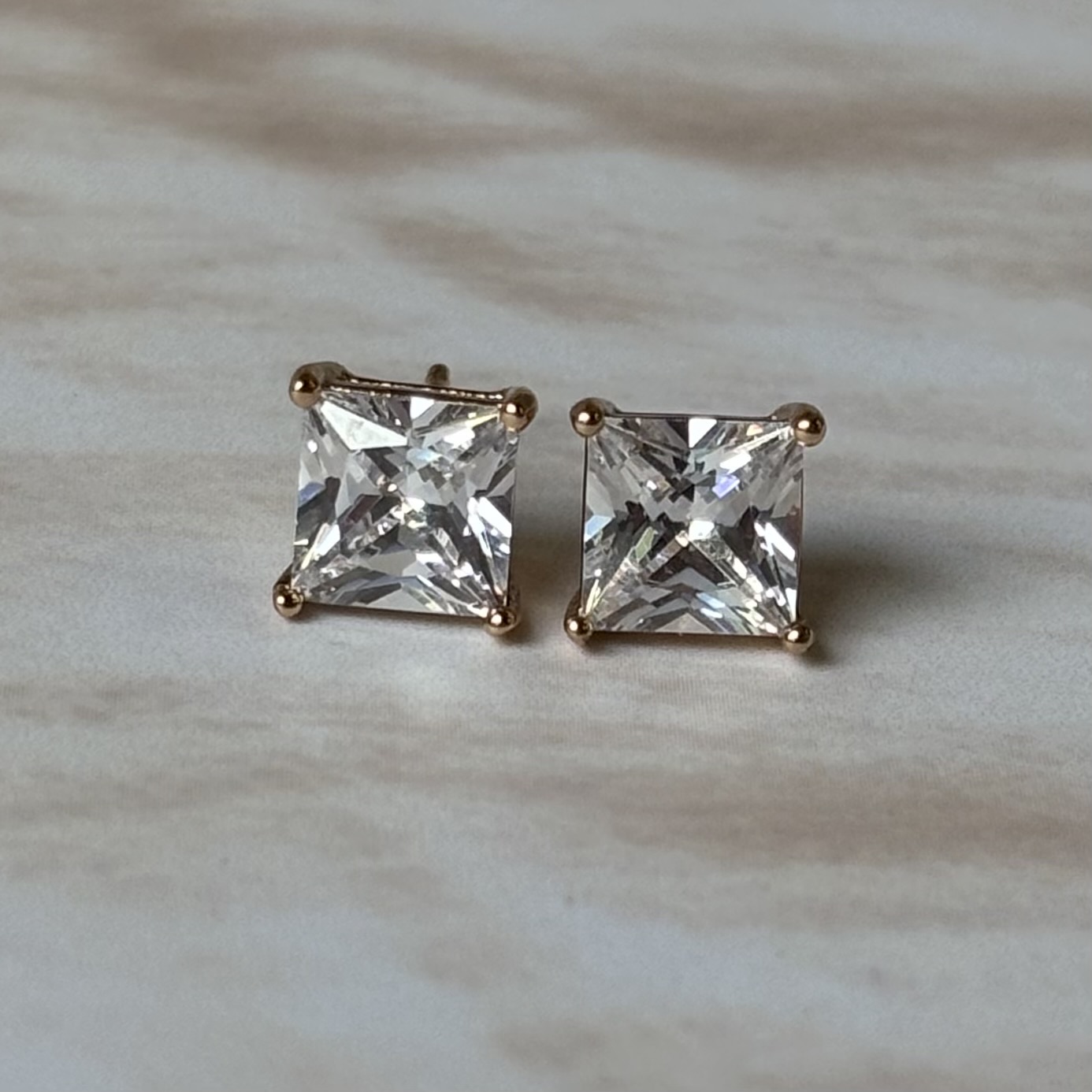 Solitaire studs-square