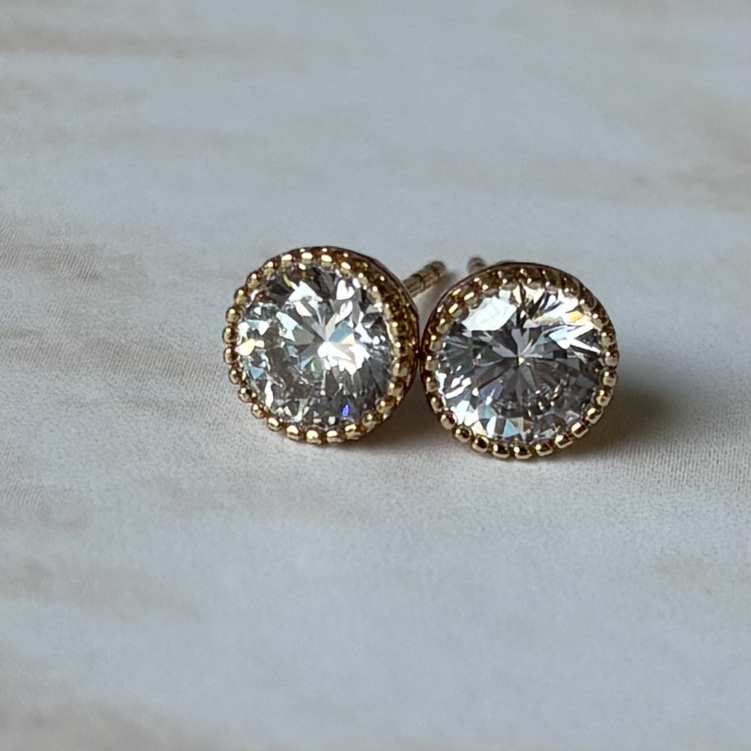 Solitaire studs- round