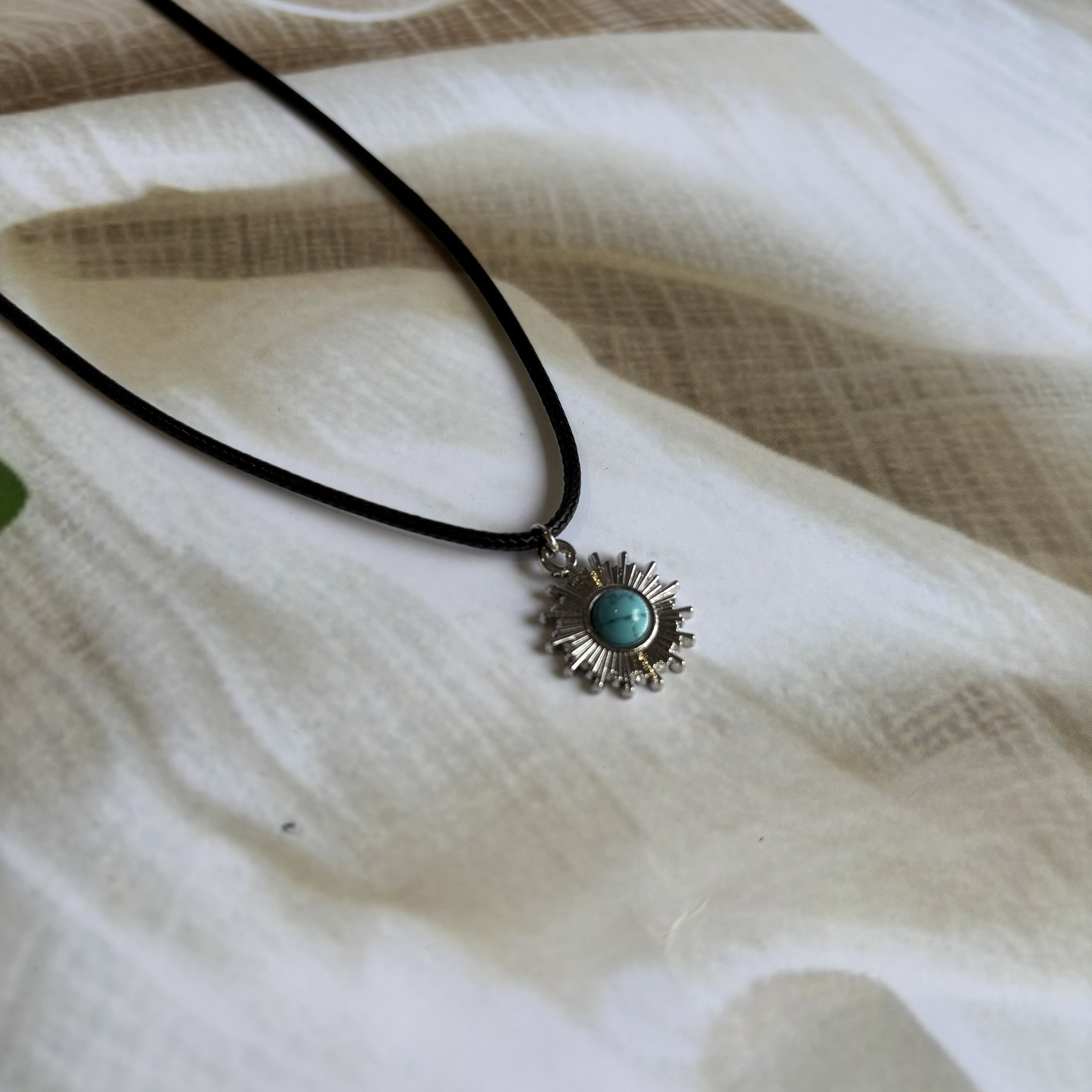 Pendant in thread - turquoise