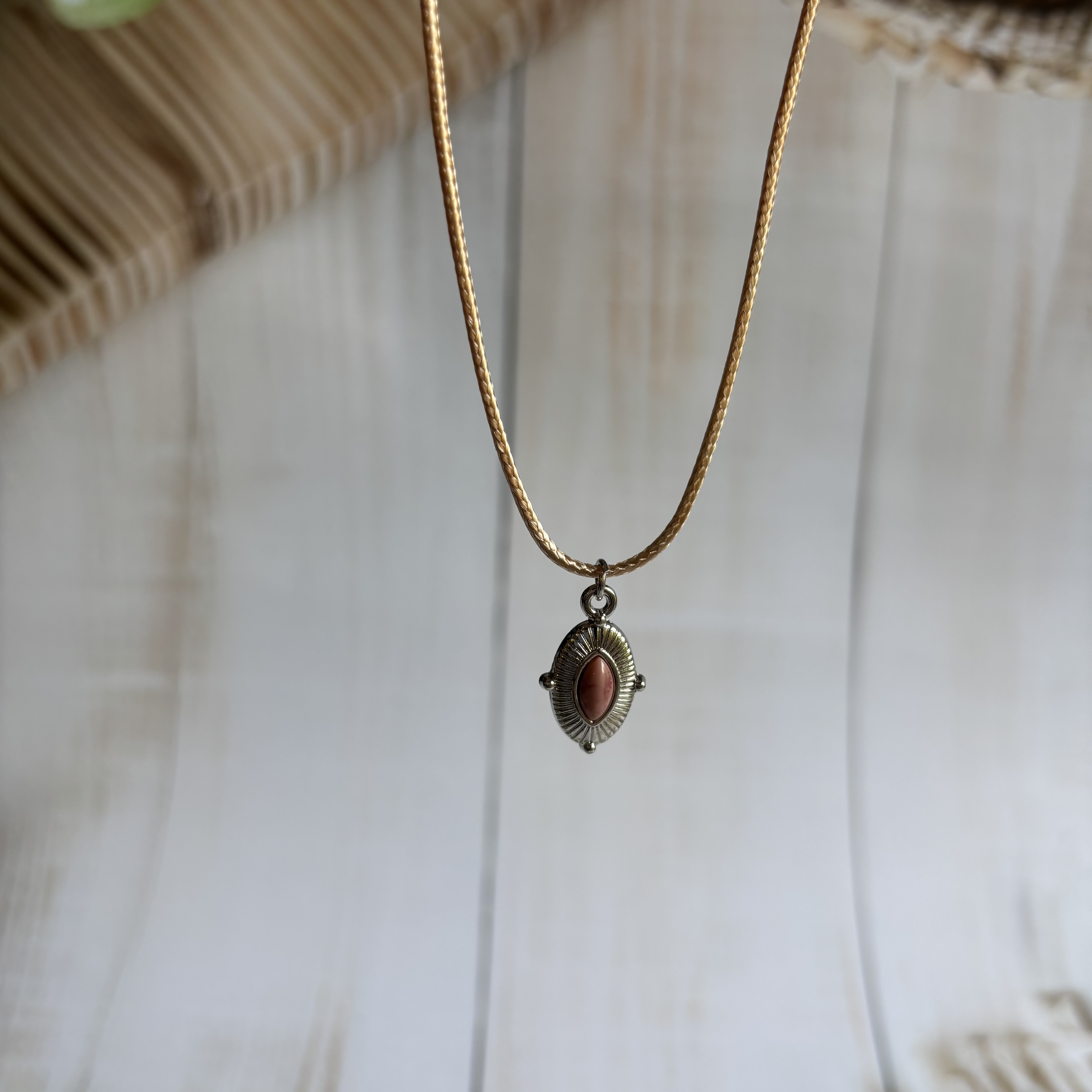 Pendant in thread -brown