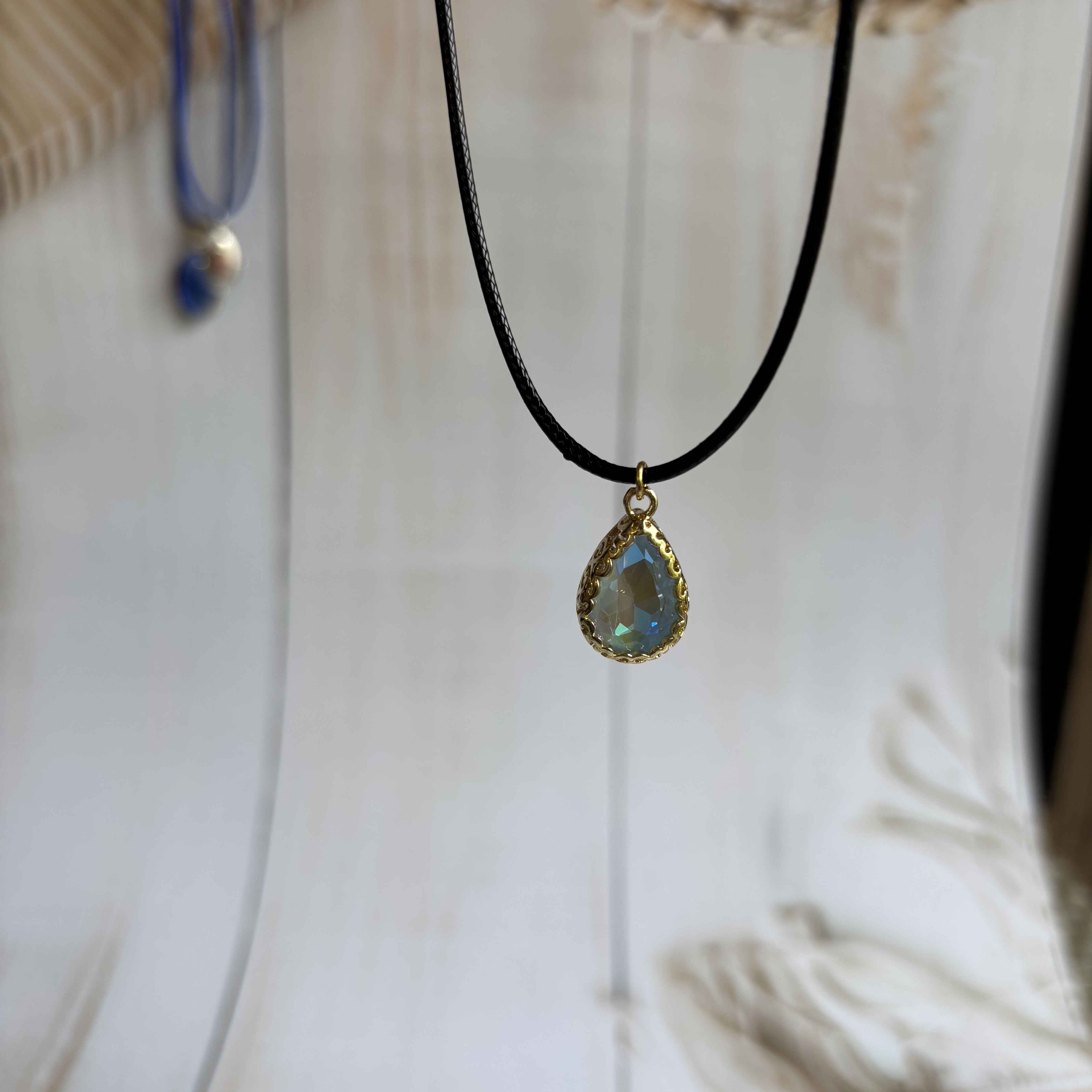Pendant in thread
